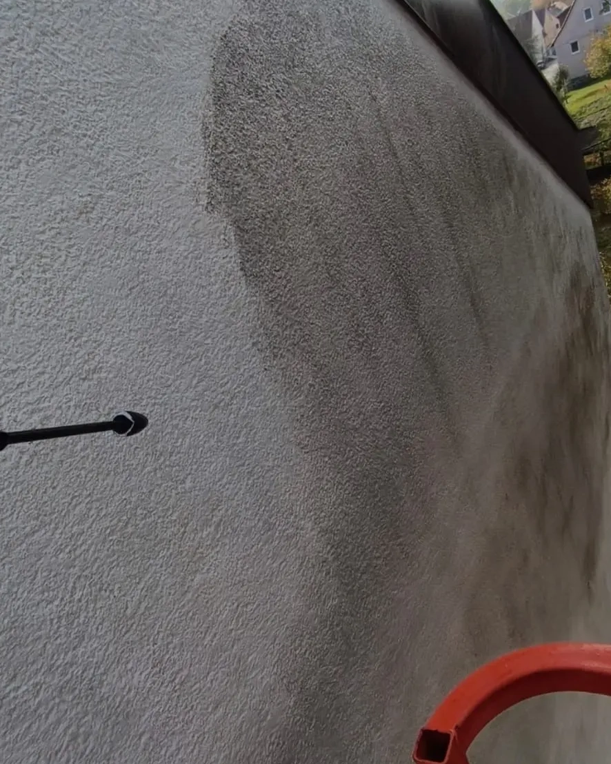 Fassadenreinigung in Arbeit