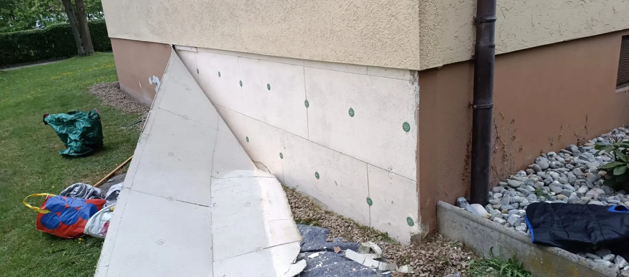 Dämmarbeiten am Gebäude