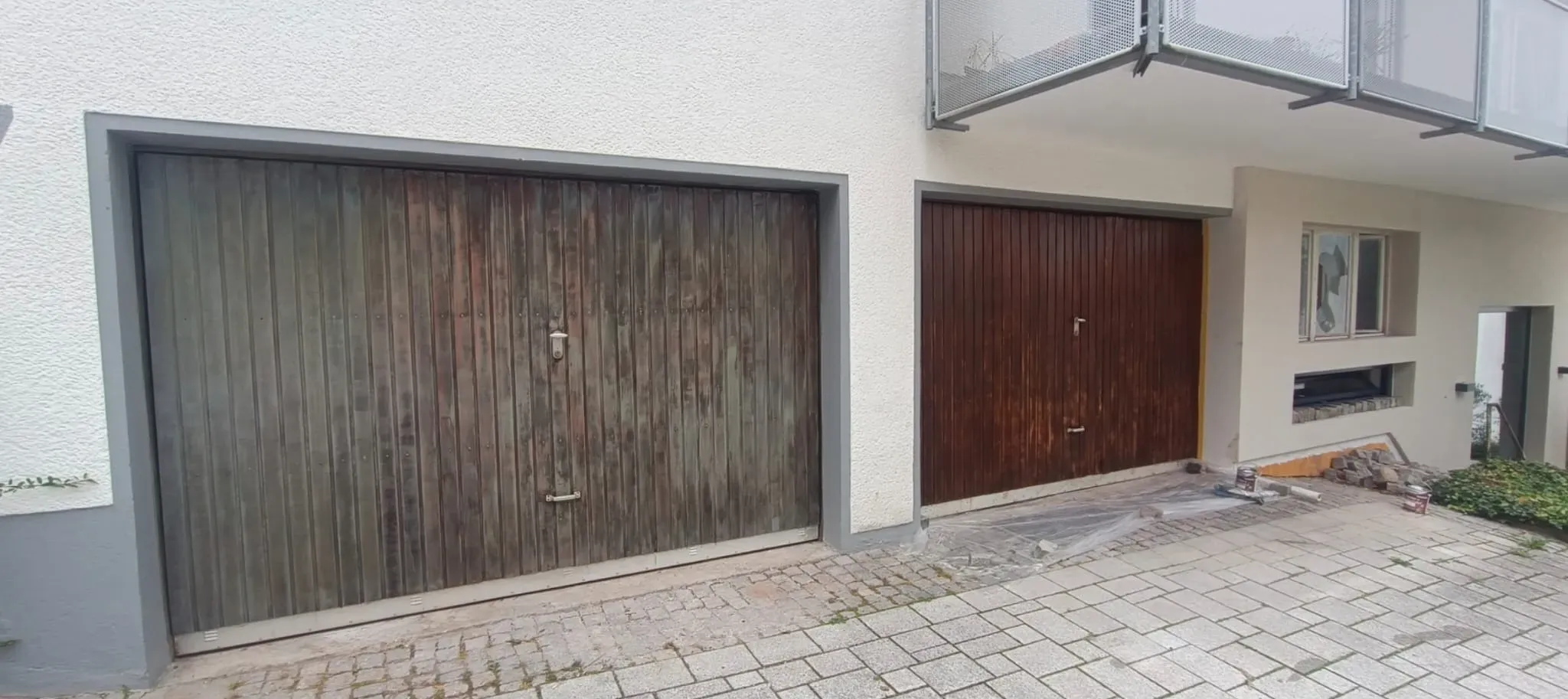 Garagentor und Hausfront