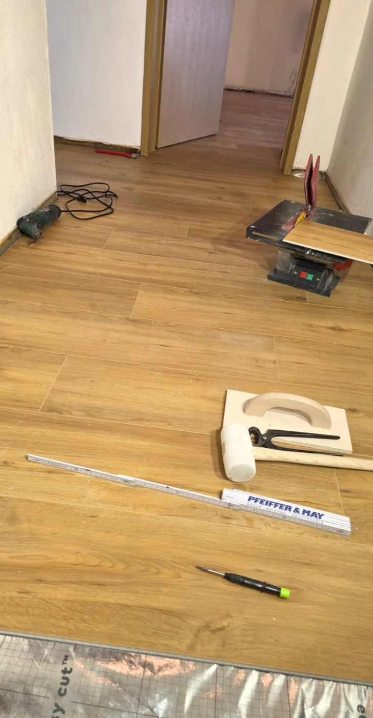 Bodenverlegung in Arbeit – sauber und präzise
