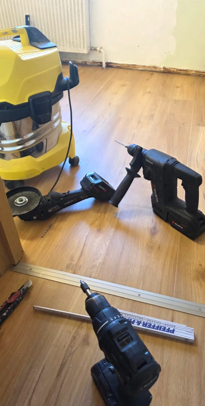 Bodenverlegung mit Profi-Werkzeug