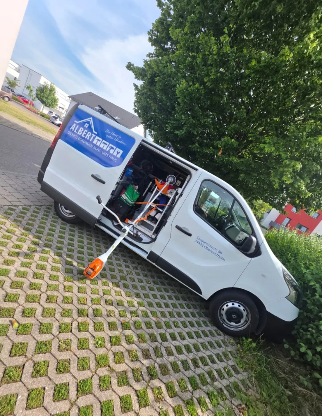 Albert Dienstleistungen Transporter im Einsatz